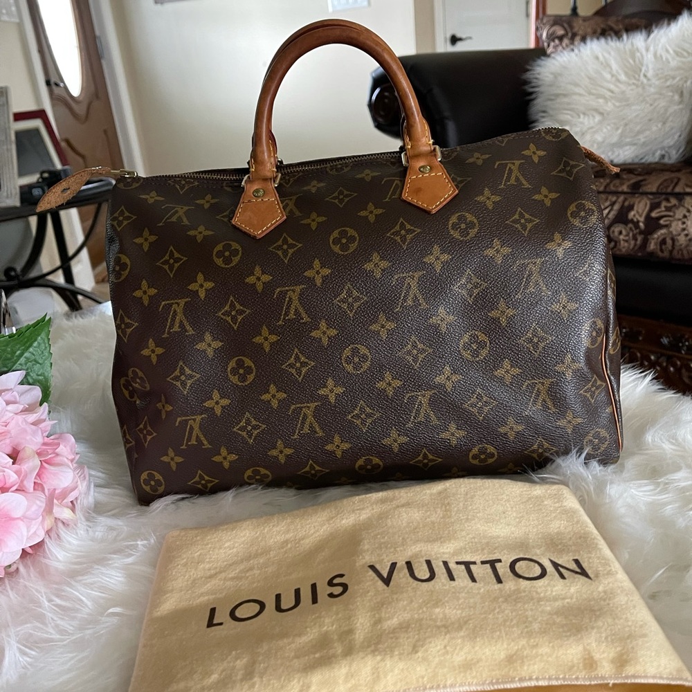 Authentic LOUIS VUITTON
Monogram Speedy 35